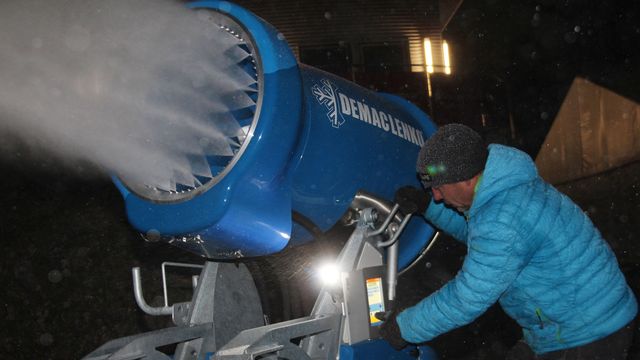 Die Produktion des Weltcup-Schnees hat in der Sparkasse Vogtland Arena begonnen, Kai Laukner startet eine der neuen Schneekanonen. Foto: Brand-Aktuell