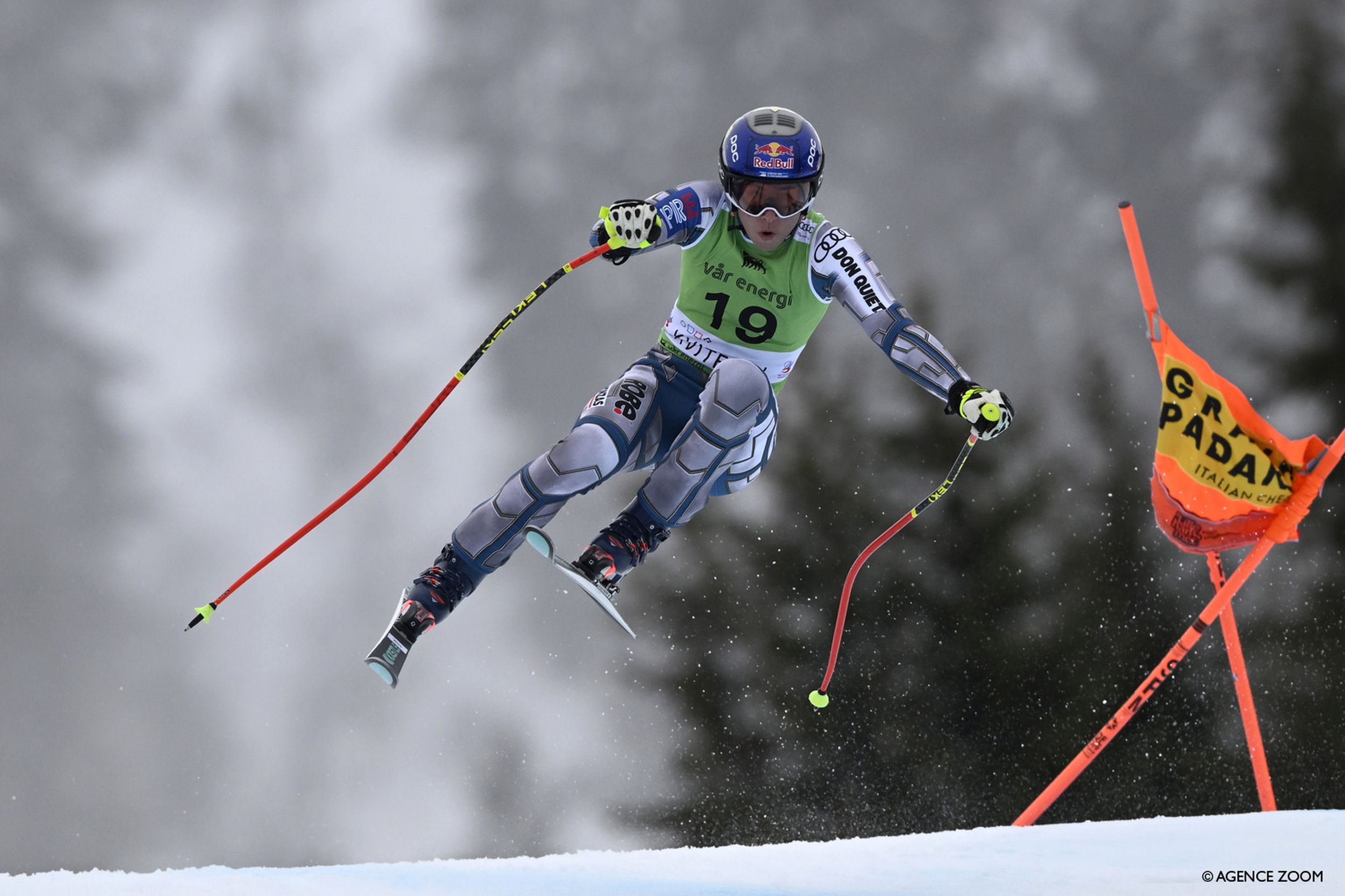 Ester Ledecka (CZE) attacks the Olympiabakken en route to a podium finish (Agence Zoom)