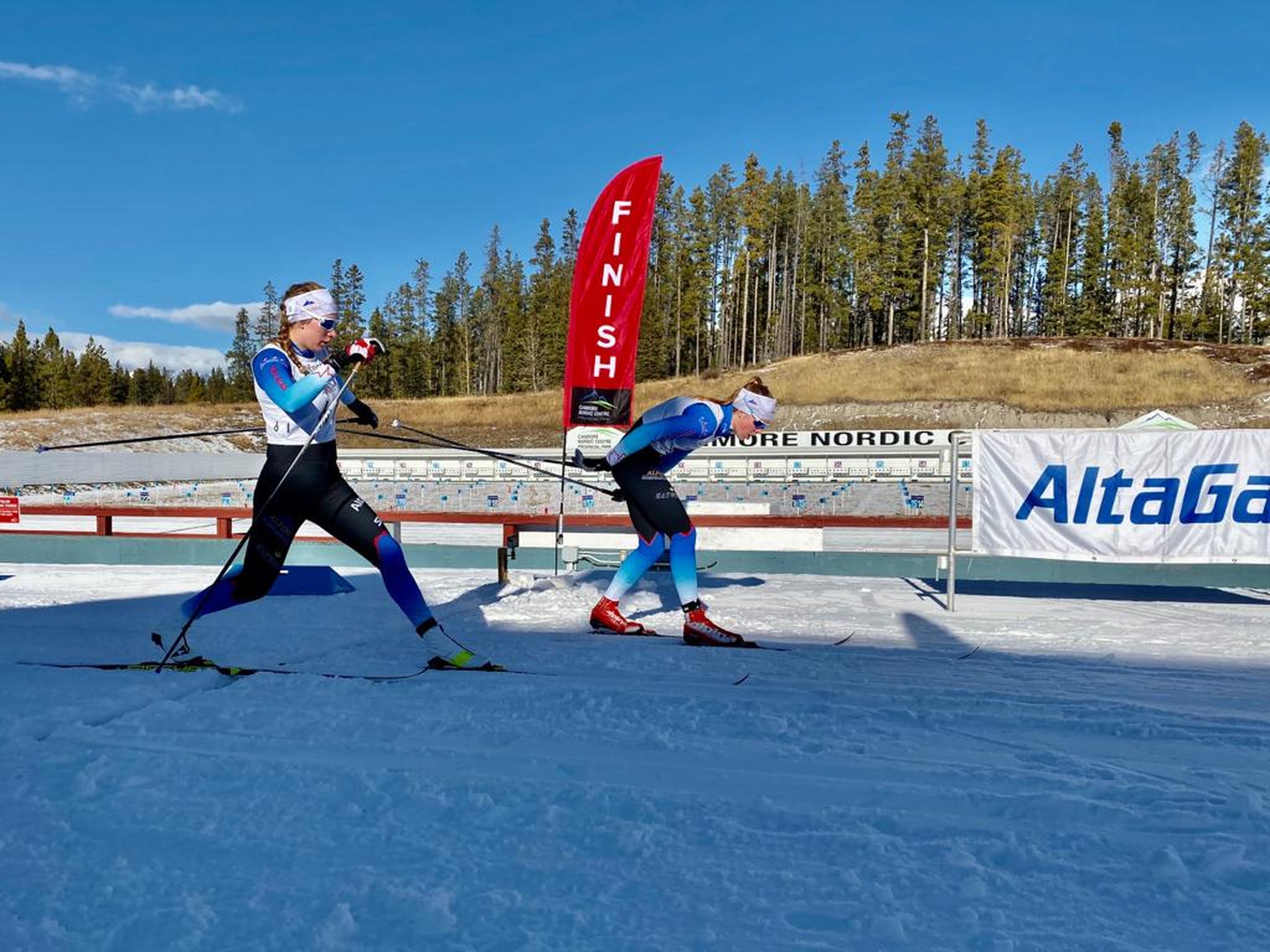 Maya MacIsaac-Jones ahead of Daria Beatty