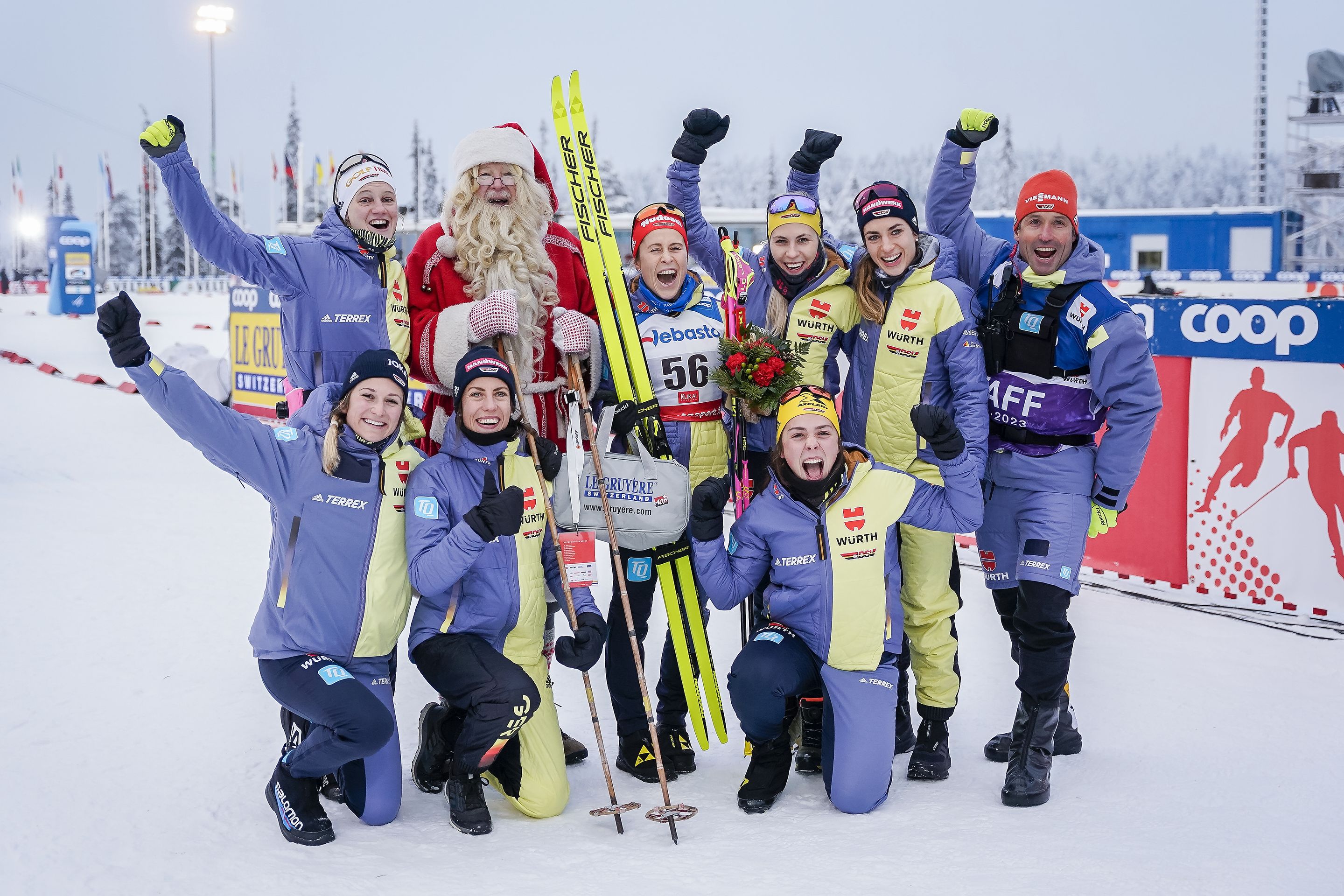 The whole German team cheered and congratulated Katharina Hennig on her first podium for the season, even the Santa Claus wanted to give their compliments.