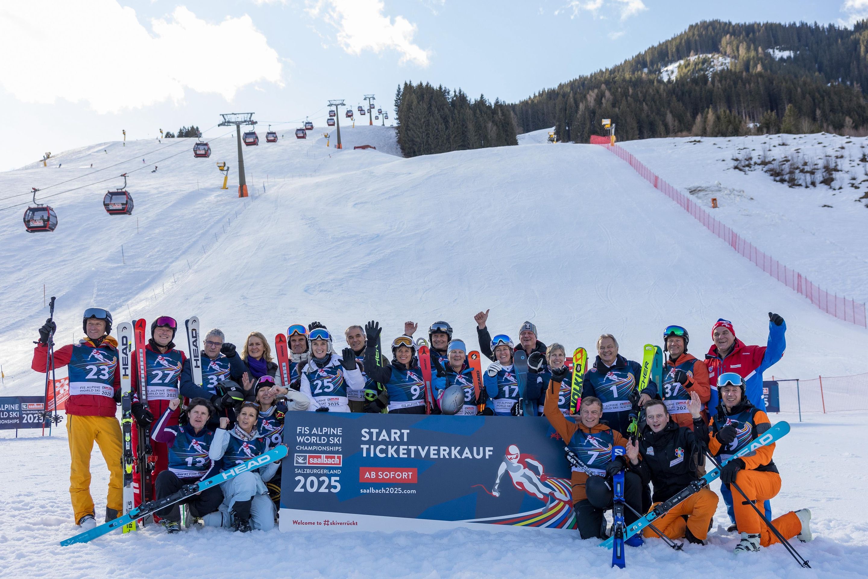 Ski racers and organisers on the Saalbach 2025 race hill (@Eric Spiess_Saalbach 2025)