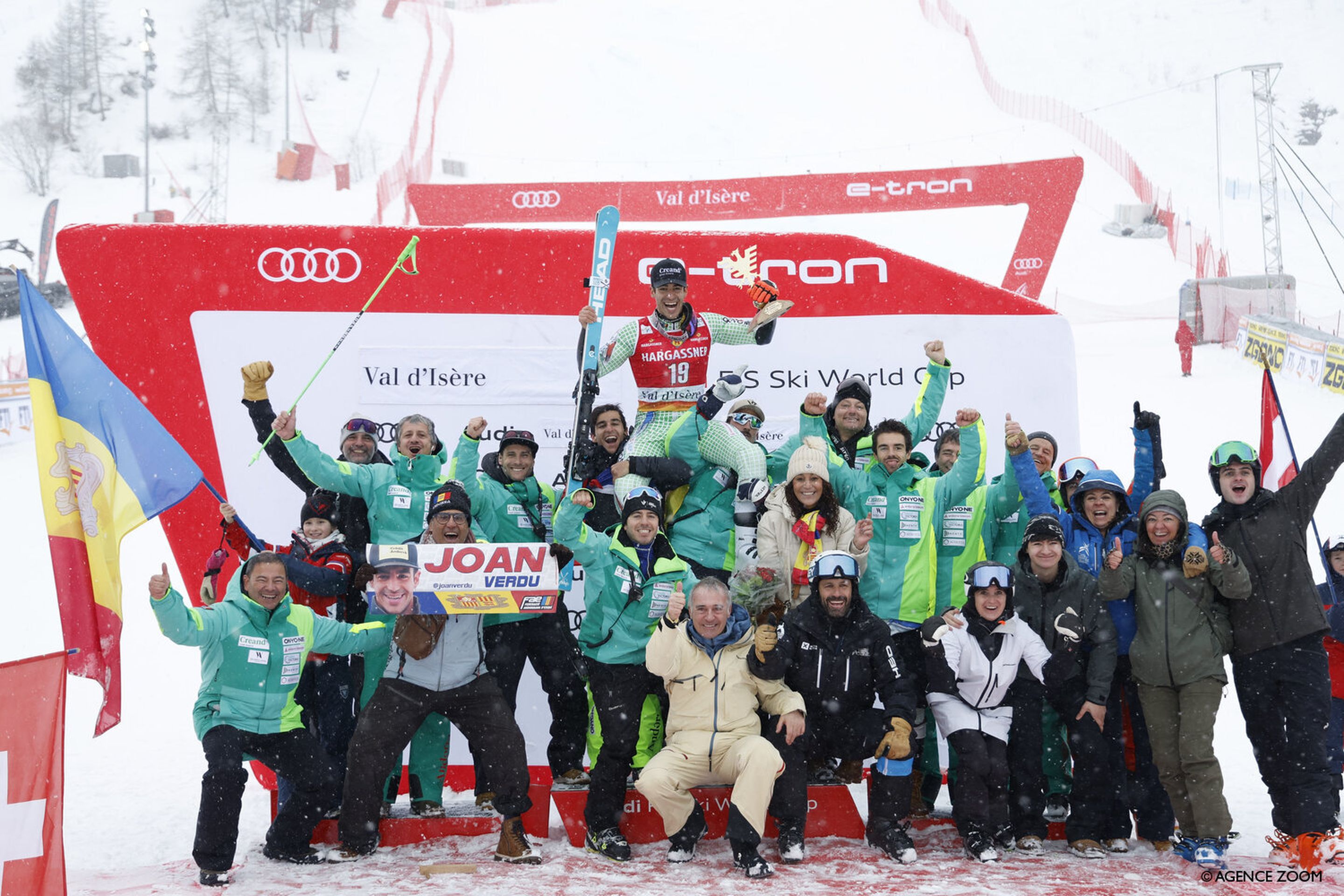 Verdu celebrates the historic moment for Andorra with teammates and family (Agence Zoom)